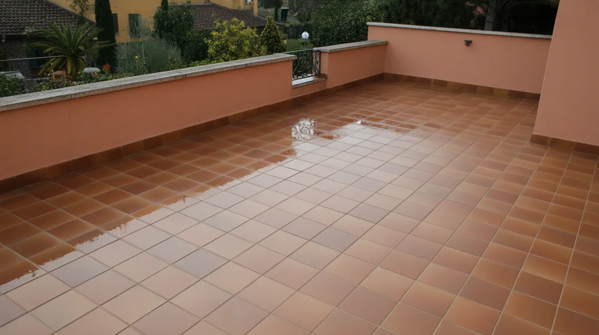 Imperméabiliser une terrasse carrelée fissurée sans tout déposer : produits et méthodes